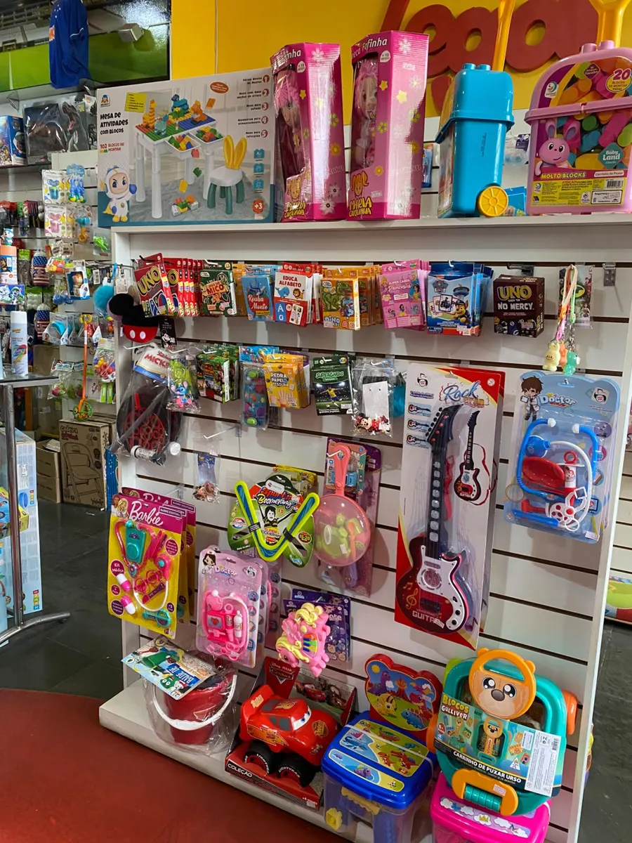 Expositor com brinquedos variados
