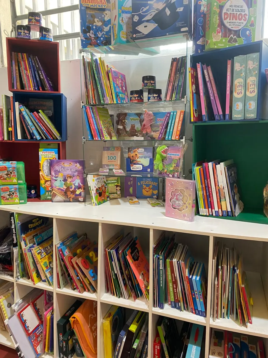 Livros infantis e itens de papelaria na loja